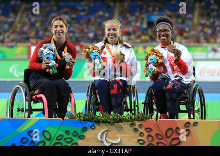 Großbritanniens Hannah Cockroft (Mitte) posiert mit ihrer Goldmedaille von der Frauen 400-Meter-Finale T34 entlang Seite Silber-Medaillengewinner USAs Alexa Halko (links) und bronze-Medaillengewinner Großbritanniens Kare Adenegan während des siebten Tages der Rio Paralympischen Spiele 2016 in Rio De Janeiro, Brasilien. Stockfoto