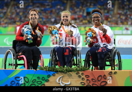 Großbritanniens Hannah Cockroft (Mitte) posiert mit ihrer Goldmedaille von der Frauen 400-Meter-Finale T34 entlang Seite Silber-Medaillengewinner USAs Alexa Halko (links) und bronze-Medaillengewinner Großbritanniens Kare Adenegan im Olympiastadion während des siebten Tages der Rio Paralympischen Spiele 2016 in Rio De Janeiro, Brasilien. Stockfoto