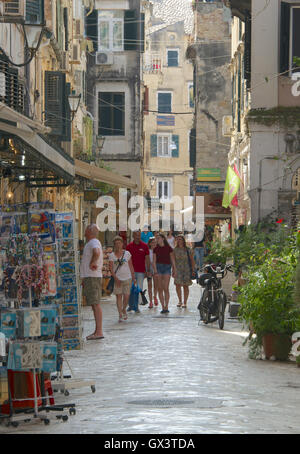 Menschen in den Warenkorb Straße Korfu alte Stadt Ionische Inseln Griechenland Stockfoto