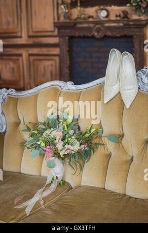 Brautstrauß mit Schuhen Stockfoto