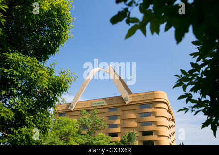 Ein Logo-Zeichen außerhalb der ehemaligen Korb geformt Longaberger Firmensitz in Newark, Ohio am 24. Juli 2016. Stockfoto