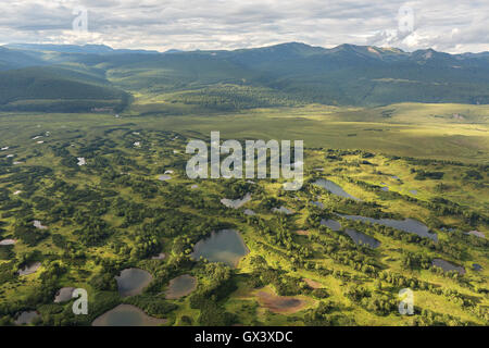 Kronotsky-Naturschutzgebiet auf der Halbinsel Kamtschatka. Blick vom Hubschrauber. Stockfoto