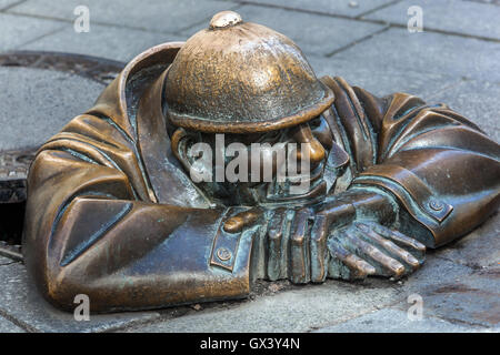 Bratislava Statuen Kanalarbeiter Statue von Viktor Hulik Laurinska Straße, Altstadt Straße, Bratislava Statue Cumil, Slowakei Stockfoto