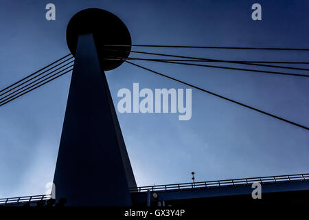 Brücke des slowakischen Nationalaufstands (SNP) mit UFO-Restaurant, Bratislava, Slowakei, Europa UFO-Brücke Bratislava Stockfoto