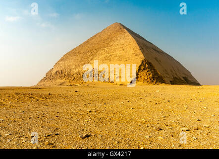 Bent Pyramid gebaut von altes Königreich Pharao Sneferu (Snefru) in Dahshur, Ägypten Stockfoto