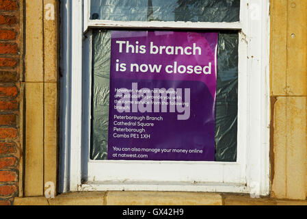 Schild im Fenster Mitteilung an Kunden, die dieser Zweig der Natwest Bank jetzt ist geschlossen, England UK Stockfoto