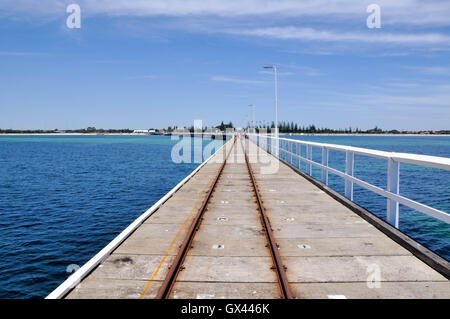 Busselton, WA, Australien-Januar 15, 2016:Train Tracks auf der langen Busselton Jetty mit Touristen und dem indischen Ozean in Busselton, Western Australia. Stockfoto