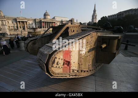 Ein Replikat ersten Weltkrieg Mark IV Panzer auf dem Londoner Trafalgar Square anlässlich der Hundertjahrfeier der eines gepanzerten Fahrzeugs erstmals Einsatz in der Schlacht an der Somme. Stockfoto