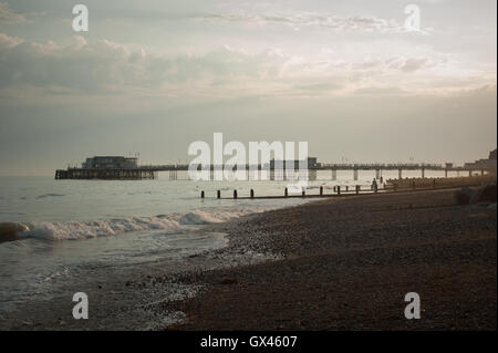 Worthing Pier, den Strand und das Meer während der Dämmerung auf einem Sommer Abend in Worthing, West Sussex, England. ​ Stockfoto