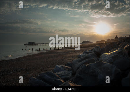 Einen wunderschönen Sonnenuntergang über den Strand, das Meer und die Pier in Worthing Worthing, West Sussex, England. Stockfoto