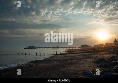 ​A wunderschönen Sonnenuntergang über den Strand, das Meer und die Pier in Worthing Worthing, West Sussex, England. Stockfoto