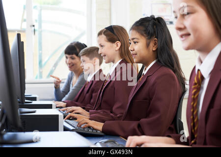Schülerinnen und Schüler im Informatikunterricht mit Lehrer Stockfoto