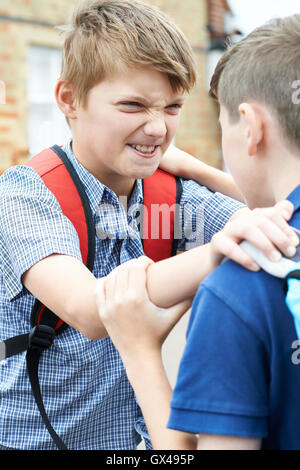 Zwei Jungen kämpfen im Schulhof Stockfoto