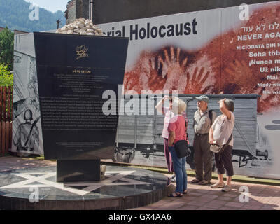 Besucher der jüdischen Synagoge und Holocaust-Museum in der mittelalterlichen Stadt Brasov in Siebenbürgen, Rumänien Stockfoto