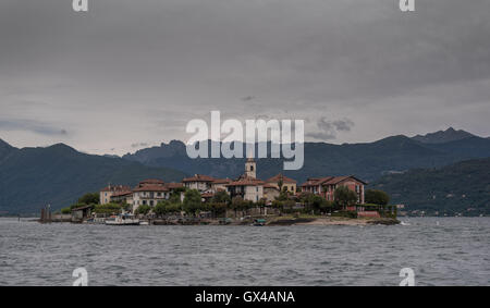 Isola dei Pescatori, Stresa, Italien - 5. August 2016: Blick auf die berühmte Isola dei Pescatori vom Boot an einem stürmischen Tag Stockfoto