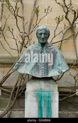 Die Büste von Kardinal Newman in College Garden, Trinity College, Oxford, Großbritannien Stockfoto