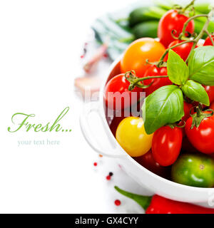 Sortierte Tomaten und Gemüse im Sieb Stockfoto