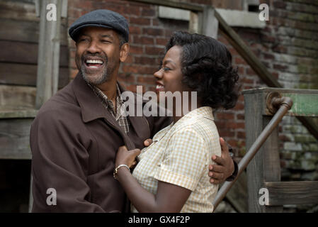 Datum der Freigabe: 25. Dezember 2016 Titel: Zäune STUDIO: Paramount Bilder Direktor: Denzel Washington PLOT: An African American Vater kämpft mit Rennenrelationen in den Vereinigten Staaten bei dem Versuch, seine Familie in den 1950er Jahren zu erhöhen und die Auseinandersetzung mit den Ereignissen seines Lebens Hauptrolle: Denzel Washington als Troy, Viola Davis als Rose (Credit: C Paramount Pictures/Entertainment Bilder /) Stockfoto