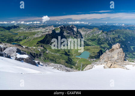 Blick vom Mount Titlis Titlisgletscher und Trüebsee in nördlicher Richtung auf andere Berge in den Schweizer Alpen. Stockfoto