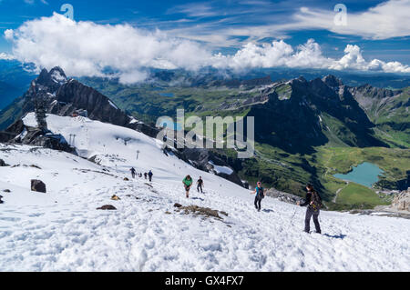 Wanderer auf dem Schnee Abstieg vom Titlis Gipfel auf dem Titlis-Seilbahn-Station. Engelberg, Schweiz. Stockfoto