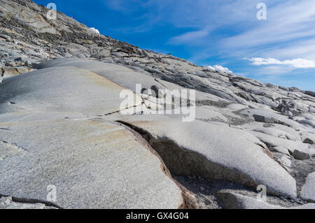 Gletscherschrammen durch Abrieb auf Felsen in der Nähe von Rhône Gletscher in den Schweizer Alpen. Stockfoto