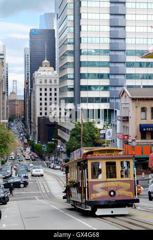 Seilbahn und Blick Richtung Bankenviertel entlang San Francisco Kalifornien Stockfoto