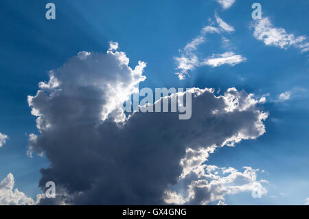 Cloud-Hintergrundbeleuchtung von der Sonne mit Strahlen der Sonne deutlich sichtbar. Stockfoto