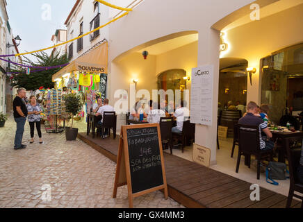 Menschen Essen in einem Restaurant am Abend, Ferragudo, Algarve, Portugal Europa Stockfoto