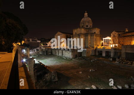 Forum des Caesar, Santi Luca e Martina Kirche im Hintergrund, durch die Nacht, Rom Italien Stockfoto