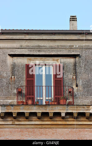 Eine schöne elegante, alte und bunten Fenster mit Balkon in Frascati, Italien, Fenster, Fensterläden Stockfoto