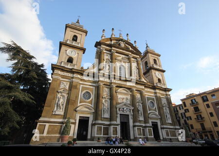 Eine große Winkel der Kathedrale von San Pietro Apostolo, Frascati, Italien Stockfoto