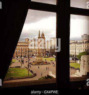 George Square betrachtet aus innerhalb der City Chambers in Glasgow, Schottland. Spalte in der Mitte halten Statue von Sir Walter Scott. Stockfoto