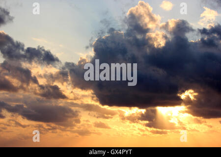 Ein wunderschön Moody Himmel mit der Sonne hinter den Wolken Stockfoto