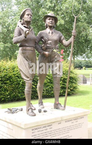 Landheer der Frauen und Frauen Holz Corps Memorial an der National Memorial Arboretum, Alrewas, Staffordshire, England Stockfoto