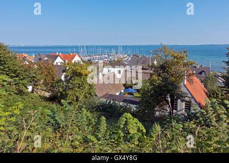 Blick Reetdach von alten Häusern und den kleinen Hafen im schönen Fischerdorf Sletten am Öresund ca. 12 km südlich von Elsinore. Stockfoto