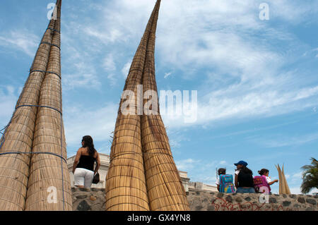 Huanchaco Beach, Caballitos de Totora, Reed Boote, in der Nähe von Trujillo Stadt, La Libertad, Peru Stockfoto