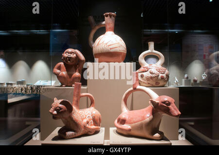 Museum der Königsgräber von Sipan. Ornamente und Keramik Artefakte gefunden im Grab des Herrn von Sipan, Lambayeque, Chiclayo, Peru. Stockfoto