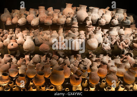 Museum der Königsgräber von Sipan. Ornamente und Keramik Artefakte gefunden im Grab des Herrn von Sipan, Lambayeque, Chiclayo, Peru. Stockfoto