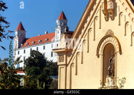 Bratislava mit Blick auf die Slowakei, die Stephanskirche in der Altstadt von Bratislava Stockfoto