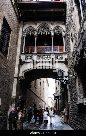 Spanien, Barcelona. Das Barri Gòtic oder gotischen Viertel. Palau De La Generalitat de Catalunya. Brücke über die Carrer del Bisbe. Stockfoto