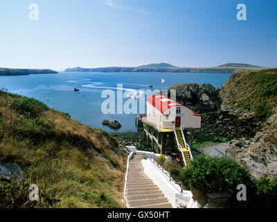 St. Davids Lifeboat Station: ein Fahrgastschiff kehrt von Ramsey Island (hinten Mitte), die Verankerung der Porthstinian. Stockfoto