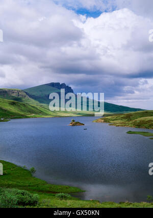 Zwei Männer Angeln von einem kleinen Boot auf Loch Fada, Isle Of Skye. Um hinten ist die Storr (höchster Punkt auf Trotternish Ridge) & Greis Pinnacle. Stockfoto