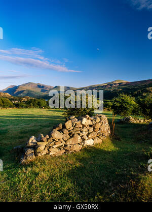 Trockenmauern Mauerwerk & rauhe Weide auf Dinas Mawr zwischen Brynrefail & Penisarwaun: hinten L Snowdon, hinten R Cefn Du verschwenden Schiefer Tipps Stockfoto