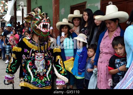 Teufel - Prozession - Fiestas De La Virgen del Carmen in HUANCABAMBA... Abteilung von Piura. Peru Stockfoto