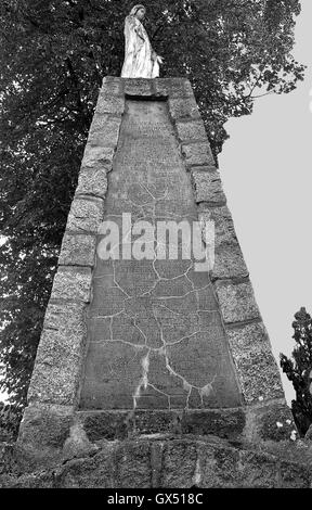 Ein deutsches Denkmal des 1. Weltkriegs auf dem Kirchhof von der ehemaligen Osten preußischen Dubeninken/Dubeningen, jetzt Dubeninki, Polen Stockfoto