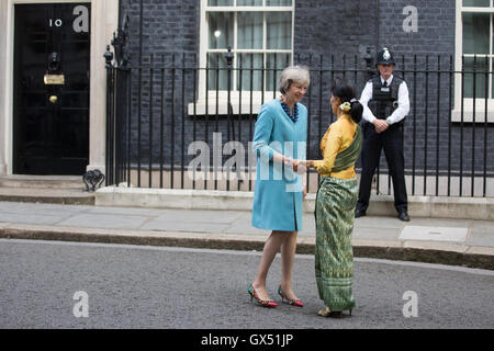 London, UK. Premierminister Theresa May trifft Aung San Suu Kyi, Nobelpreisträger und Myanmar Staatsrat in 10 Downing Street. Stockfoto