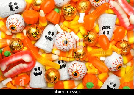 Halloween-Hintergrund der gemischte Bonbons, orange Farbe Thema Stockfoto