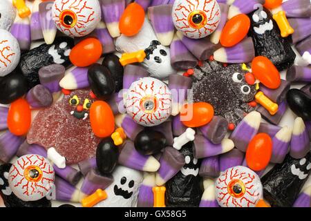 Halloween-Hintergrund der gemischte Bonbons, dunklen Farbschema Stockfoto
