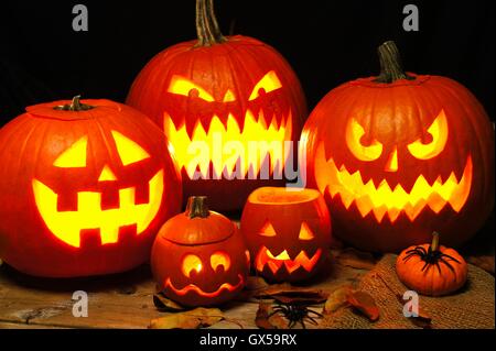 Halloween-Nacht-Szene mit einer Gruppe von spooky beleuchtet Jack-o-Laternen Stockfoto