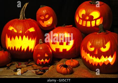 Halloween-Nacht-Szene mit einer Gruppe von spooky beleuchtet Jack-o-Laternen Stockfoto